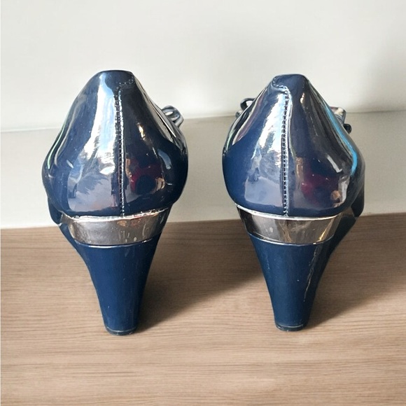 Vince Camuto Patent Leather Blue Wedges with Bow Size 8 1/2. - Picture 3 of 5
